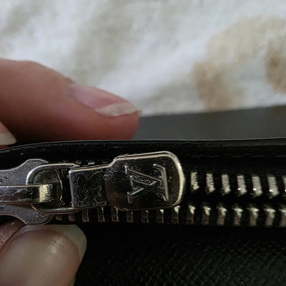 Louis Vuitton Brazza Wallet Black Taiga Leather COA Included - Picture 9 of 16